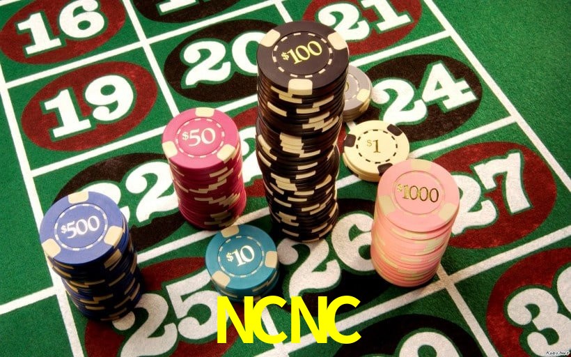 Escena dinámica inspirada en casino con iluminación NCNC, cartas, fichas e íconos de juegos digitales en un espacio moderno de juegos.